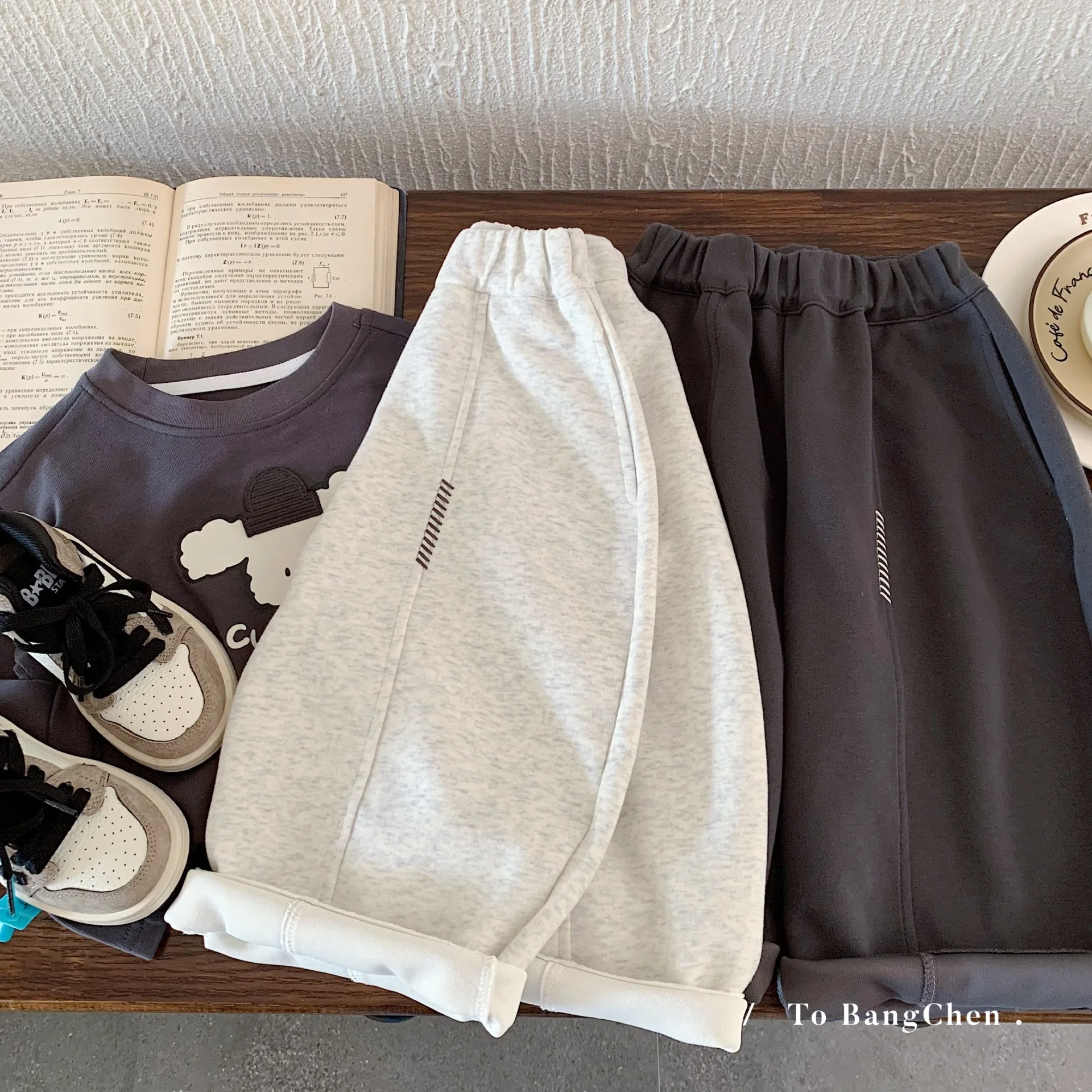 

Детские повседневные спортивные штаны, осень 2024, новый стиль, свободные однотонные спортивные штаны для мальчиков и девочек, длинные штаны для малышей