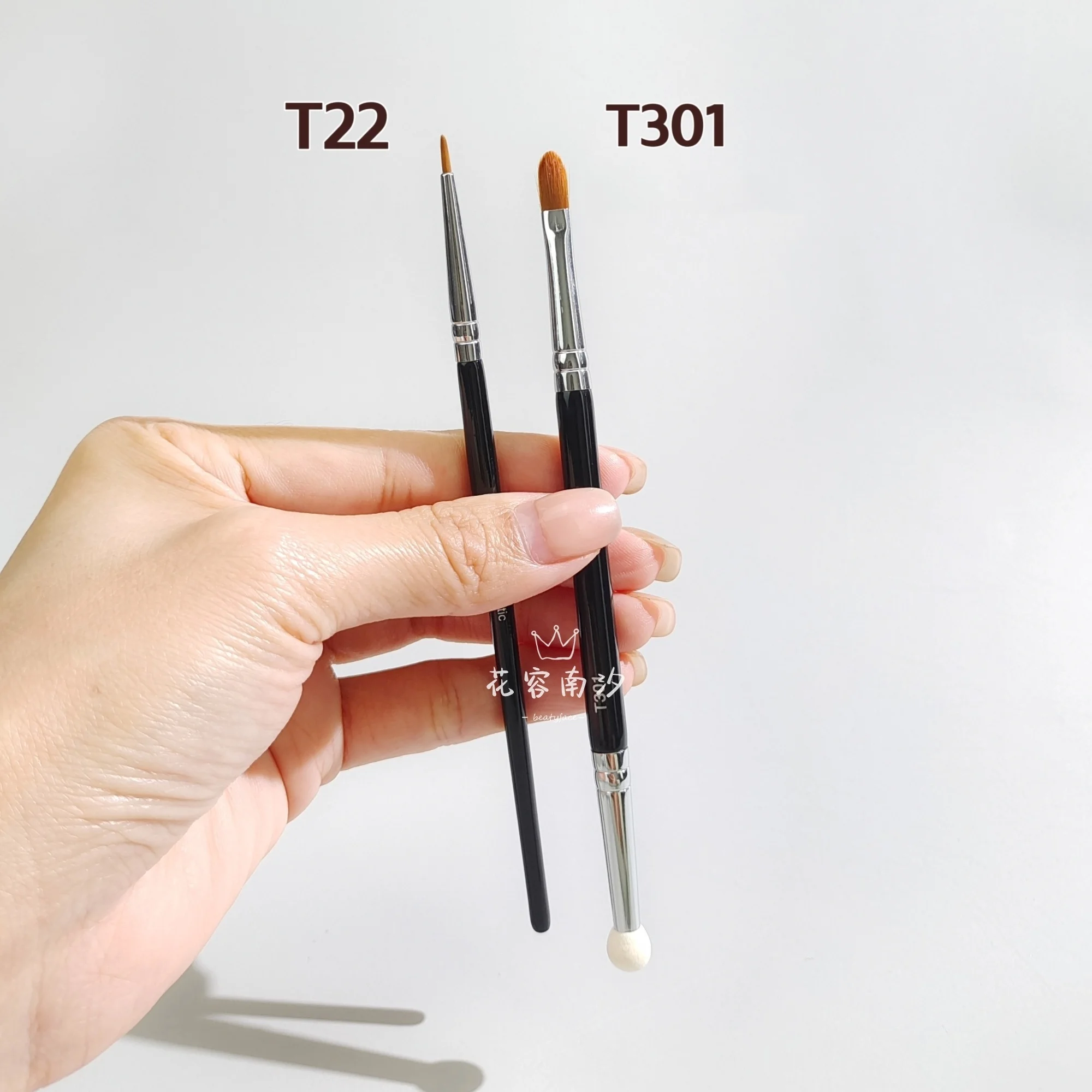 T301 คอนซีลเลอร์สองหัวฟองน้ําคอนซีลเลอร์ตา T22 แปรงร่องลาคริมัลละเอียด