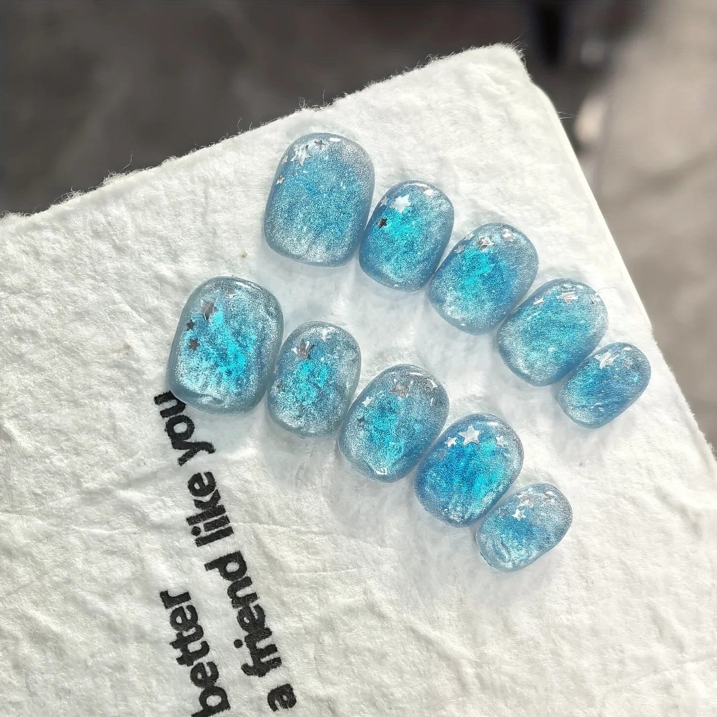 10 قطعة الصحافة اليدوية على مسمار الجليد الأزرق المحيط ستار الجليد شفافة الملمس أظافر صناعية للنساء والفتاة قصيرة البيضاوي يمكن ارتداؤها مسمار