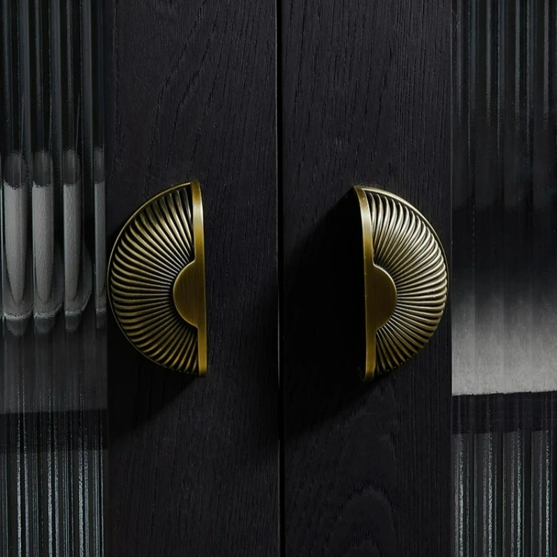 Französischer Antik-Bronze-Messinggriff für Schubladen, Kleiderschränke, Schuhschränke, Küchenmöbel, mittelalterlicher Muschelgriff – Detail 4
