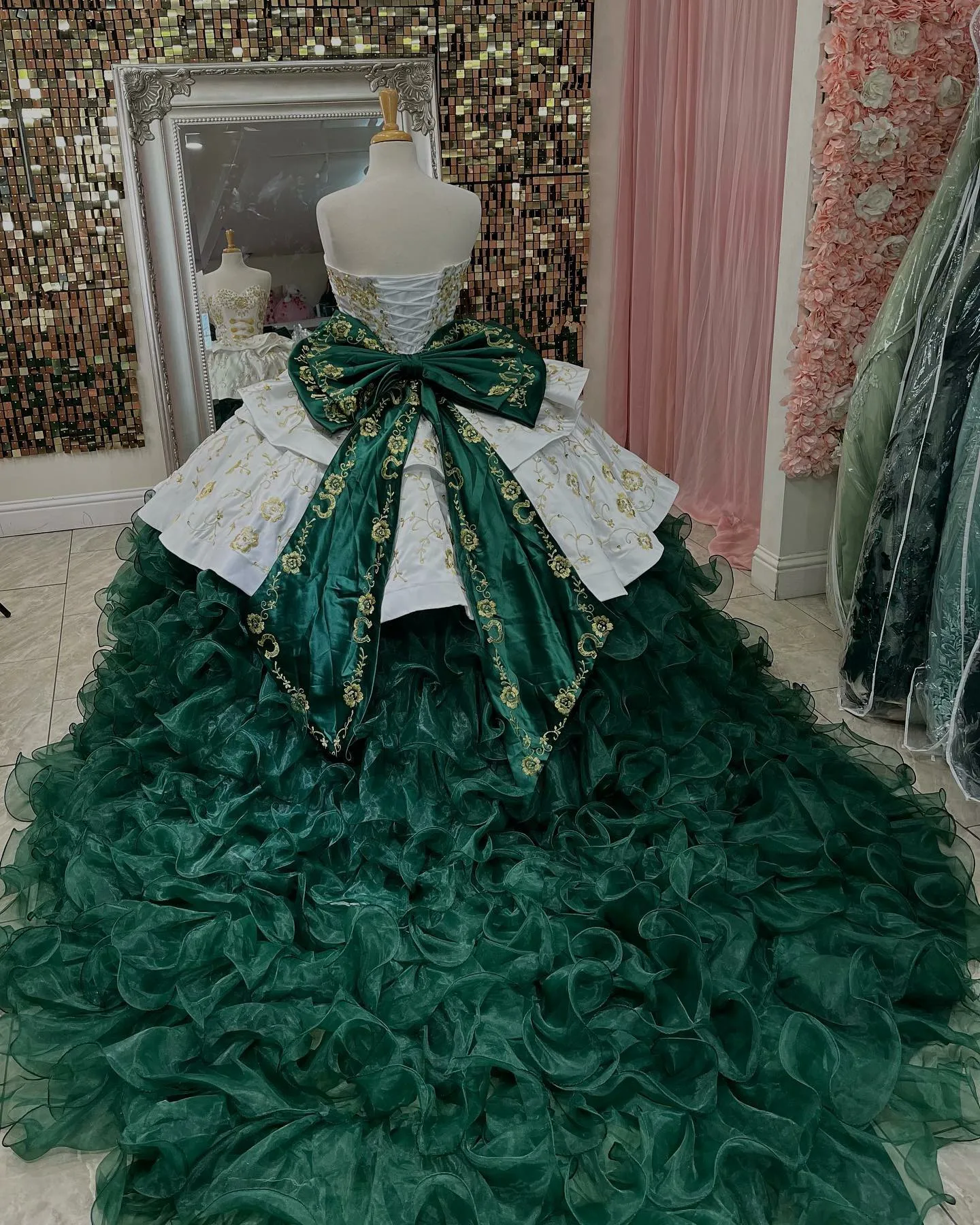 Vestido de quinceañera con bordado dorado y botones, Color de contraste, blanco y menta, volantes, Charro, lazo grande, vestido de baile, dulce 16