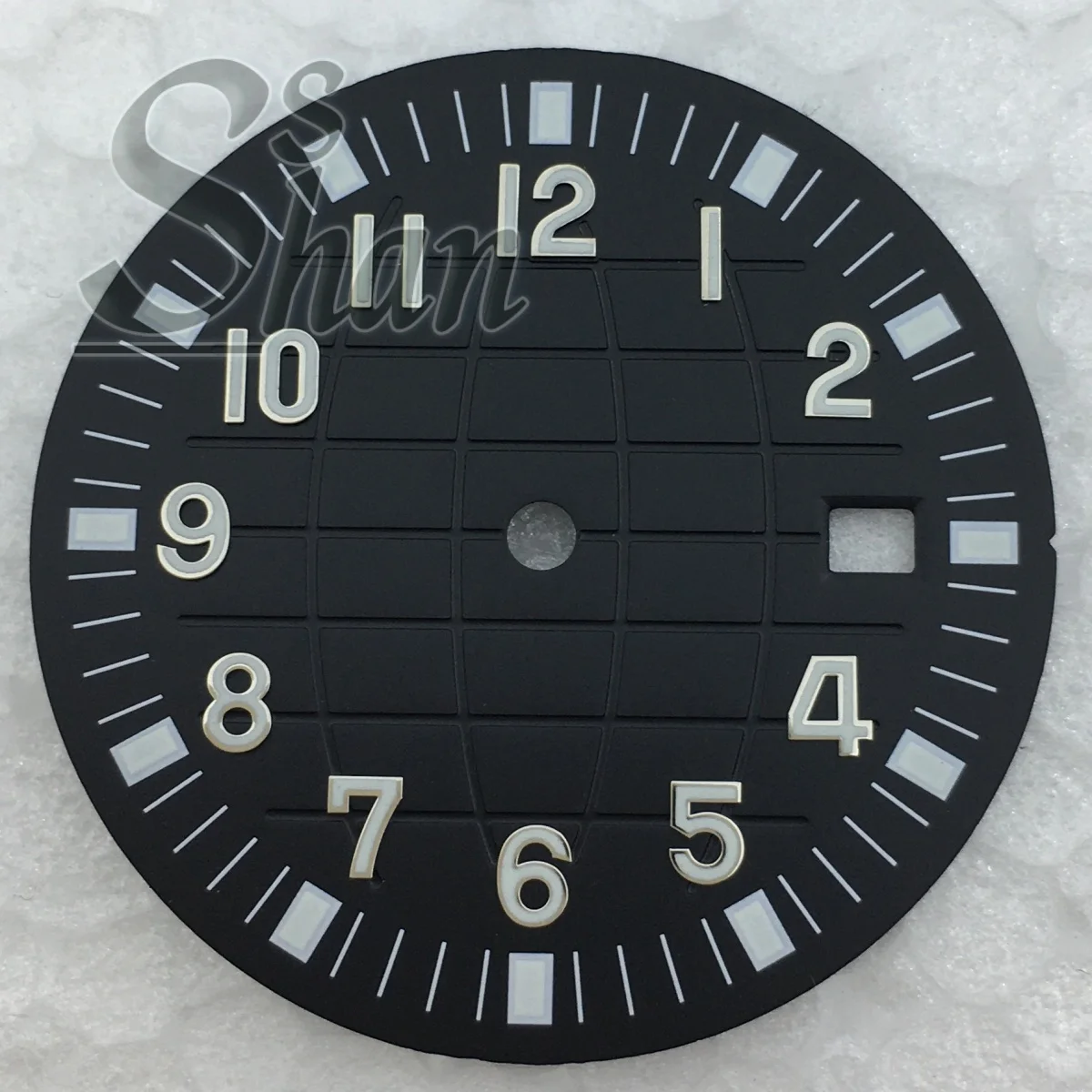 Tarcza zegarka NH35 31,5 mm jest czarno-niebiesko-zielono-brązowo-szara z okienkiem daty w stylu granatu NH35