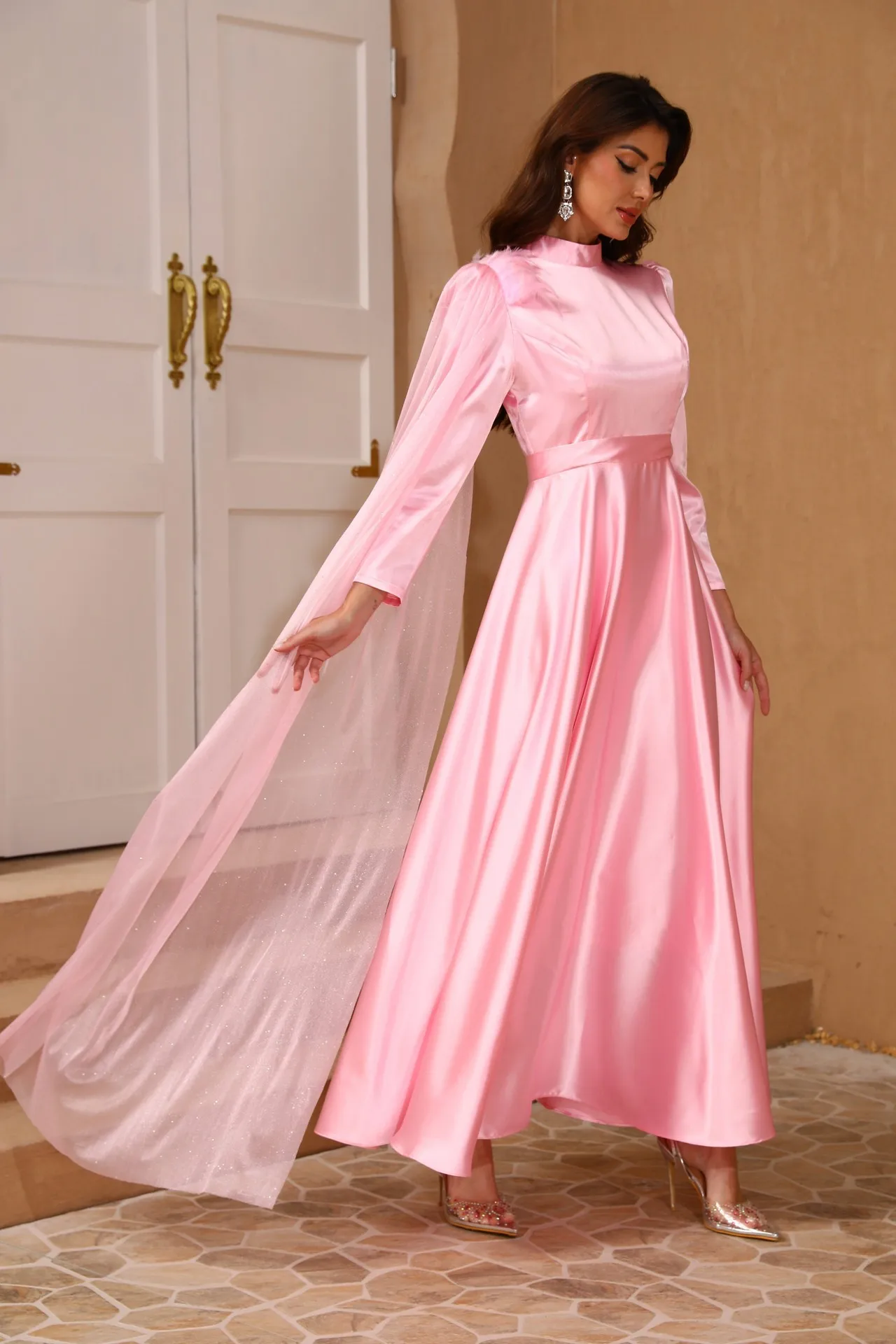 Damska sukienka maxi z satyny w kolorze pudrowego różu, długa suknia z wysokim dekoltem i odpinanym, błyszczącym tiulowym płaszczem, elegancka sukienka wieczorowa.