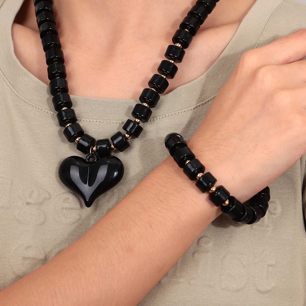 Gothic-Acryl-Armbänder mit schwarzen Perlen, Halsketten-Set für Damen, modischer Herz-Anhänger, Choker-Halsketten, 2025, neuer Schmuck – Detail 2
