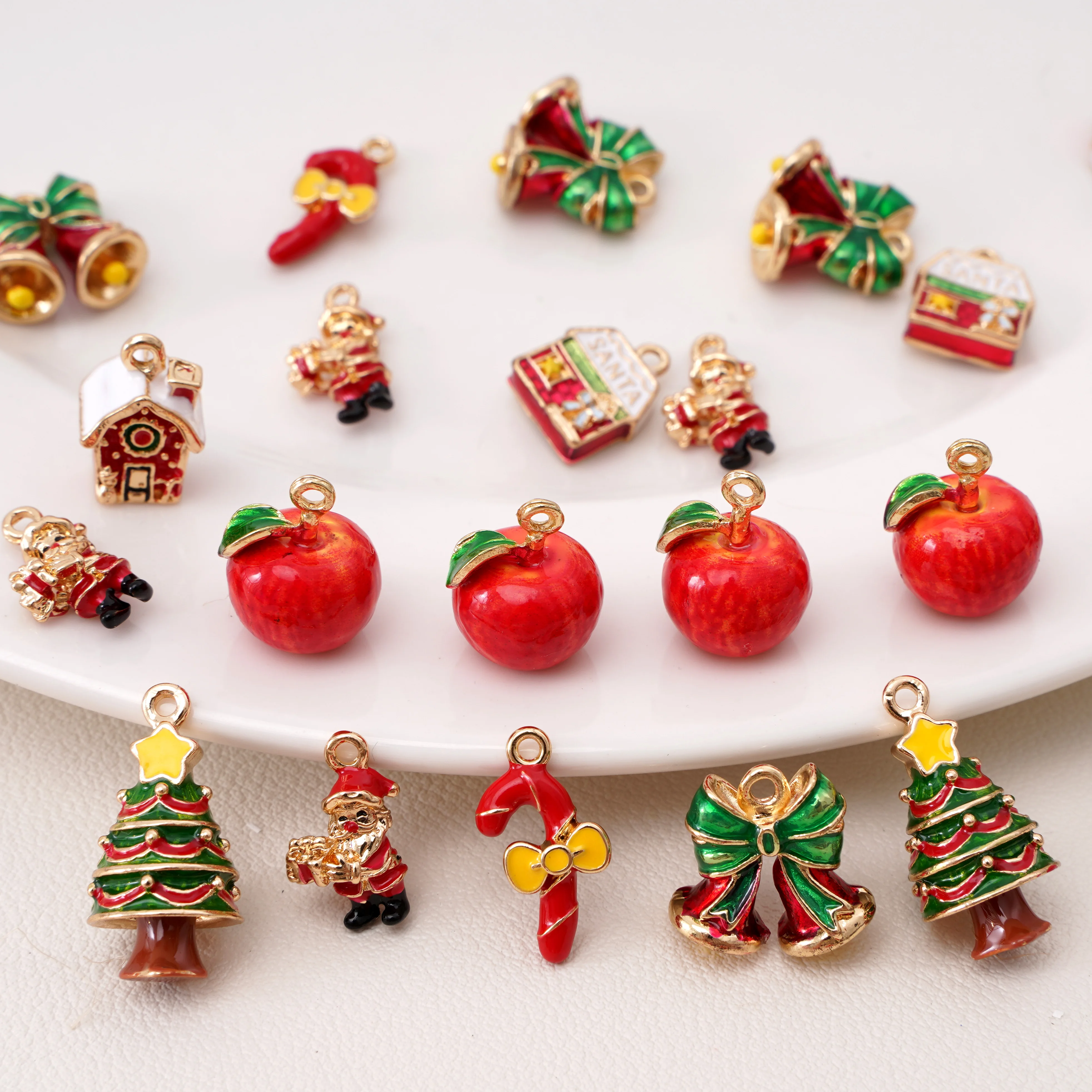 

1pcs Cute Cartoon Christmas Charms Multicolor Enamel Santa Claus Snowman Gold Color Metal Pendants DIY Making Necklace Jewelry