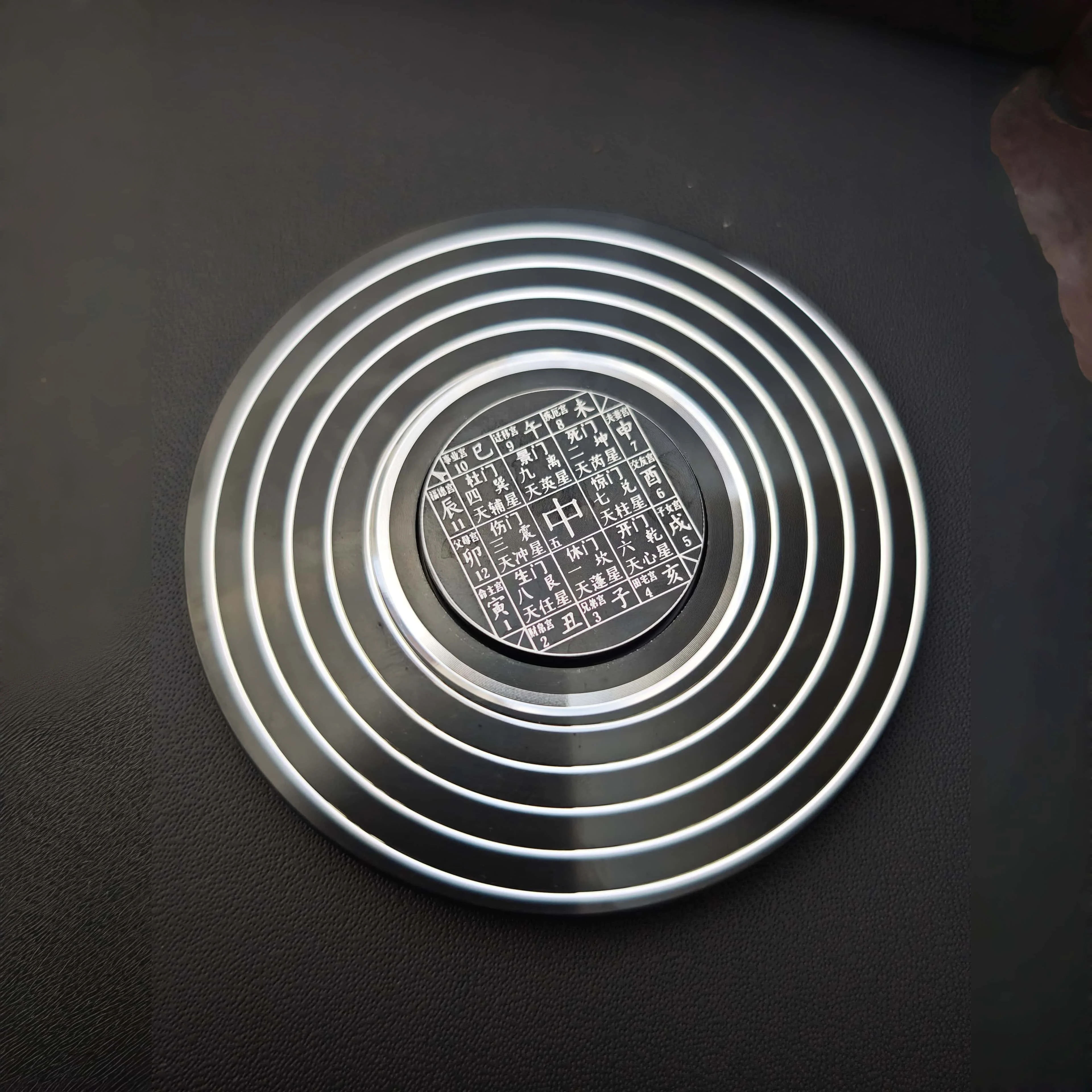 Qimen Dunjia Fidget Spinner totalmente metálico de 8 cm, elaborado con precisión de aleación de aluminio, dura durante 4 minutos de filtrado, diseño de brújula Feng Shui, juguete para aliviar el estrés + adorno artístico de escritorio retro