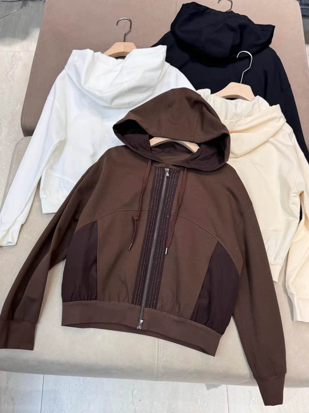 

2025 New Women Thin Set Color Patchwork Long Sleeve Hooded Jacket + Elastic Waist Shorts High Quality Female Suit