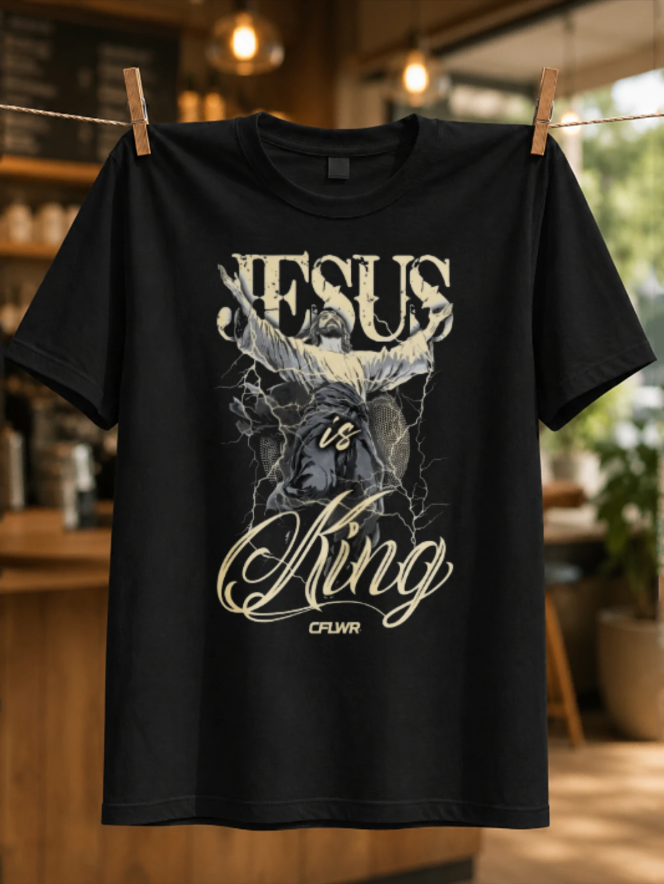 T-shirt unisexe avec inscription royale grise « Jésus est roi » avec verset de la Révélation 1916 et thème de dévotion chrétienne solennelle
