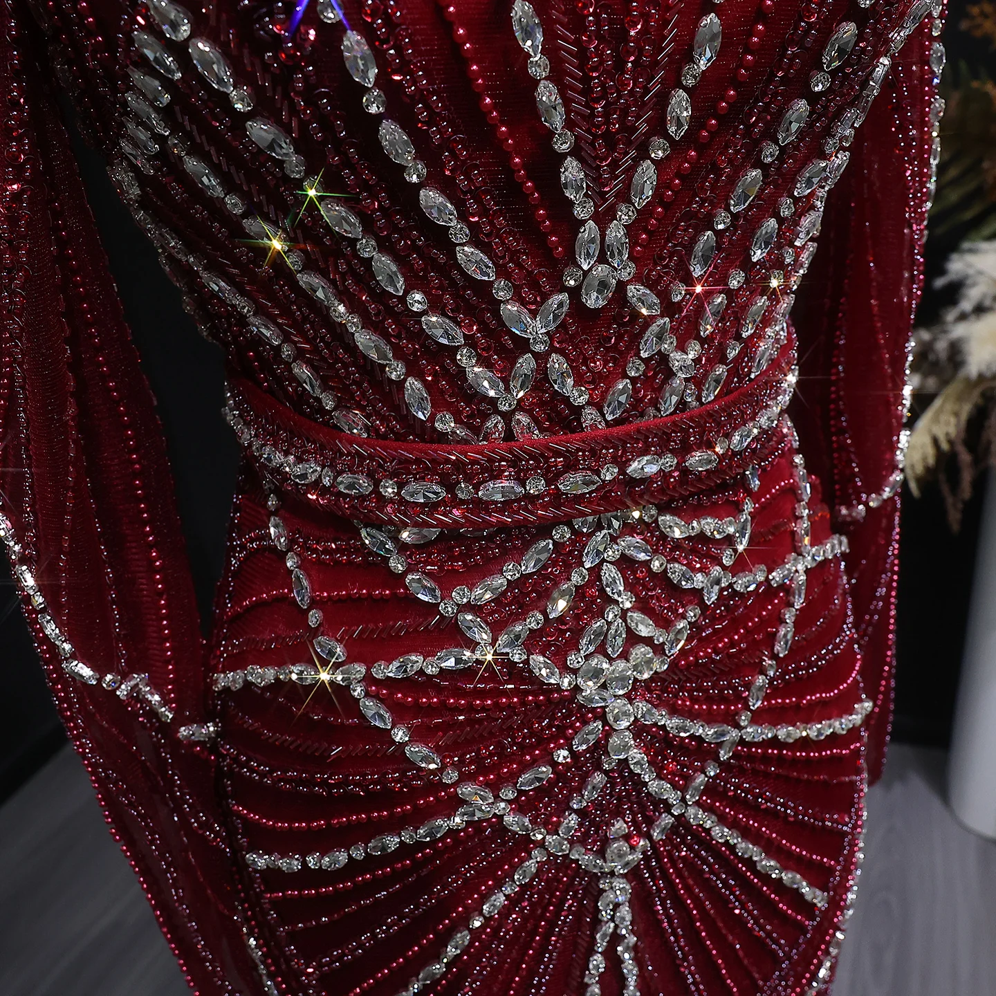 Sharon Said Luxuriöses Weinrotes Abendkleid mit Perlen-Kristall-Verzierung Elegantes Champagner-Festkleid für Damen SS186 Maßanfertigung – Detail 21