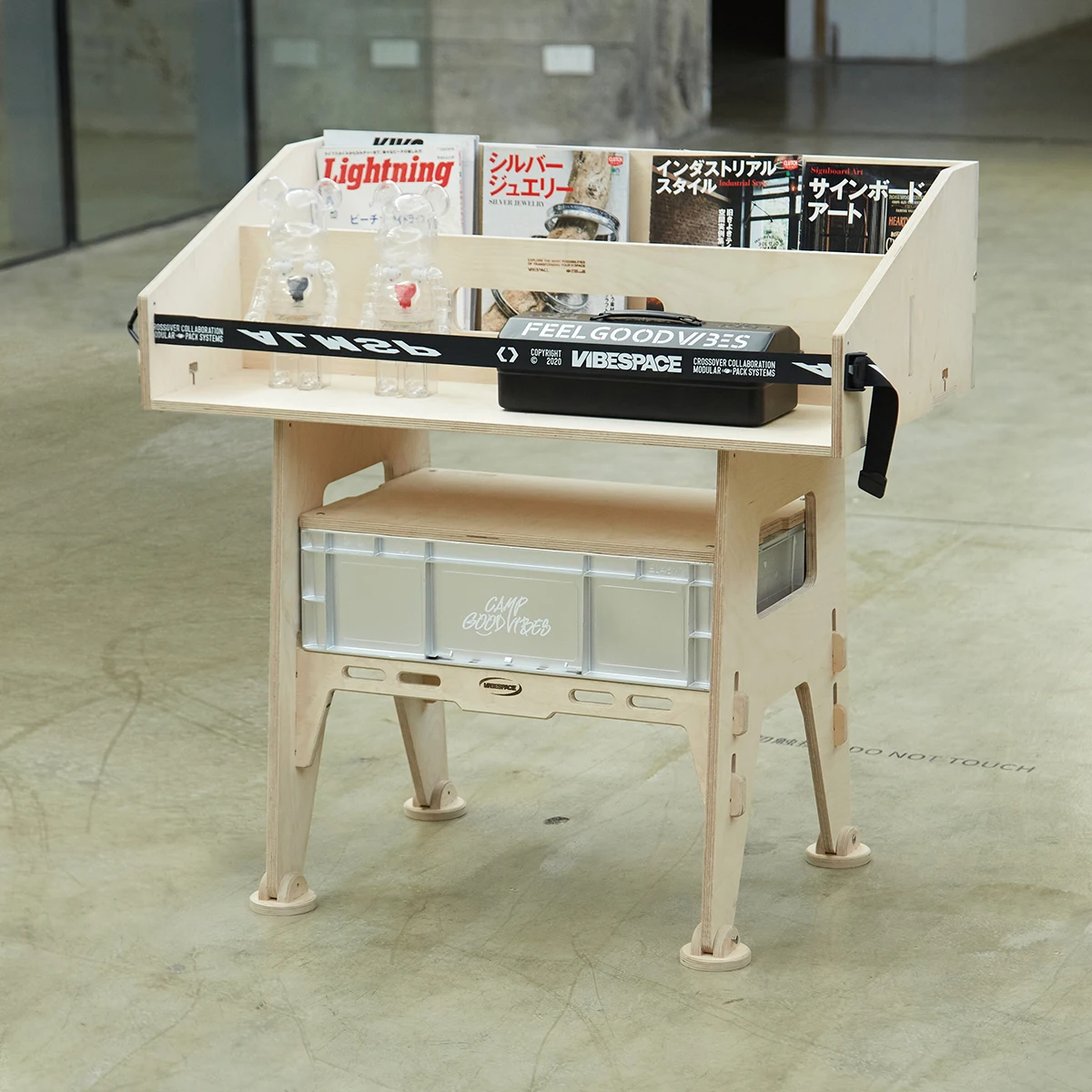 

Полка для журналов. Хранение виниловых пластинок. Кофейня. Дисплей от пола до потолка из цельного дерева. Полка для шкафчика. Книжная полка.