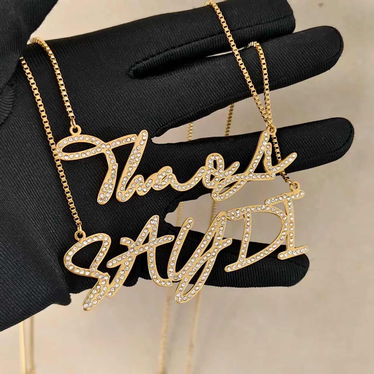 Nowa hurtowa sprzedaż personalizowanych/niestandardowych naszyjników z diamentami z imieniem, personalizowane wisiorki z literami, prezent na rocznicę, sprzedaż bezpośrednia.