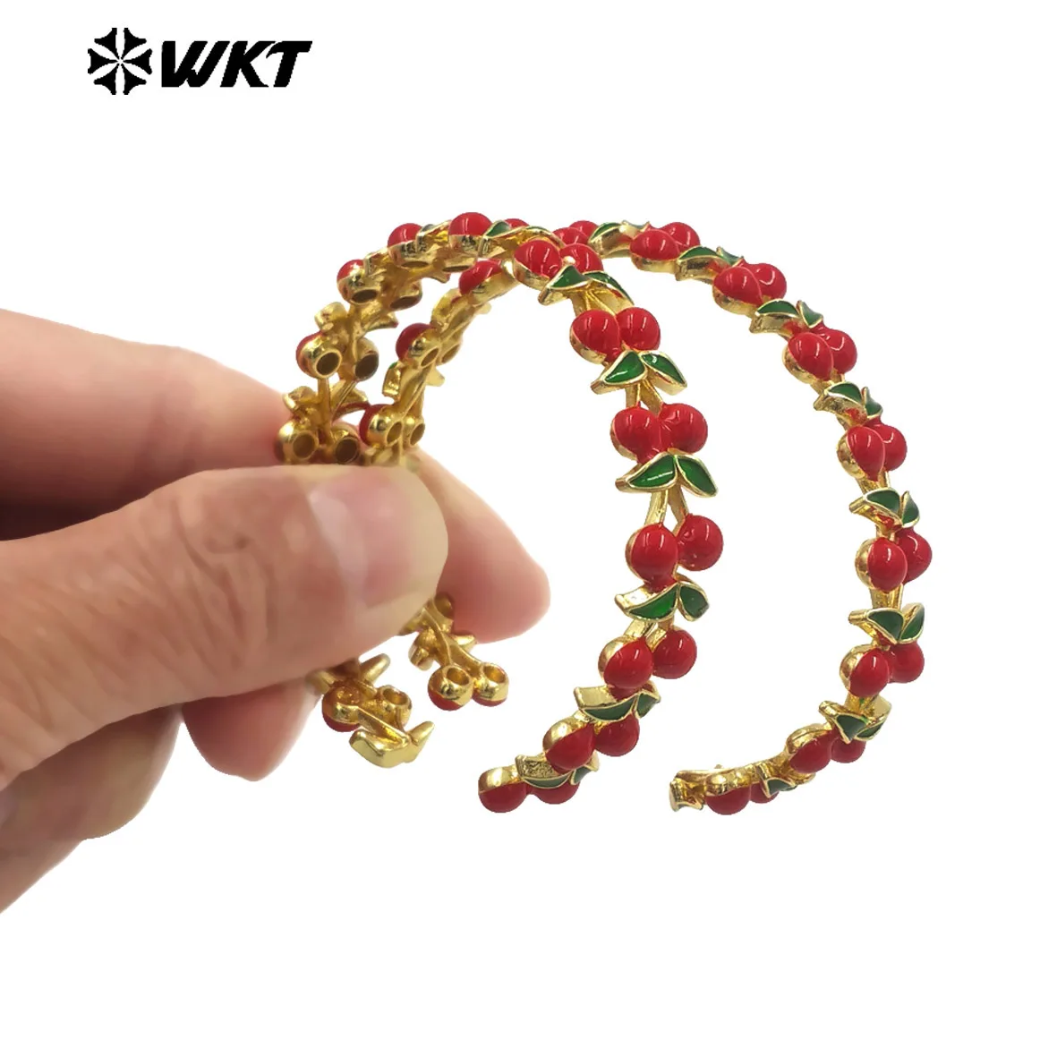 WT-JF363 Neue schöne rote Kirsche Charms Design mit gelbem Messing Tropfen Öl Material Manschette Armreif für Frauen Geschenke dekorativ