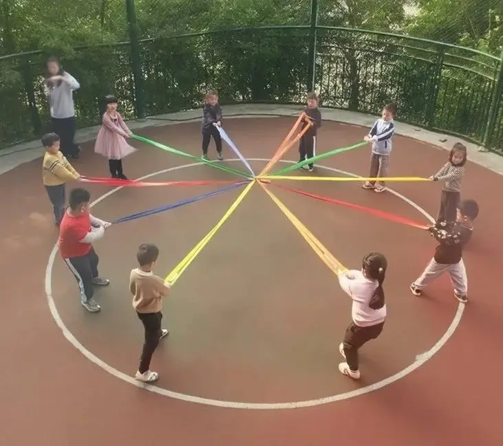 Gra kooperacyjna dla dzieci na świeżym powietrzu: przeciąganie sznura, dziesięcioosobowy sznur napinający, integracja sensoryczna, interakcja rodzic-dziecko.