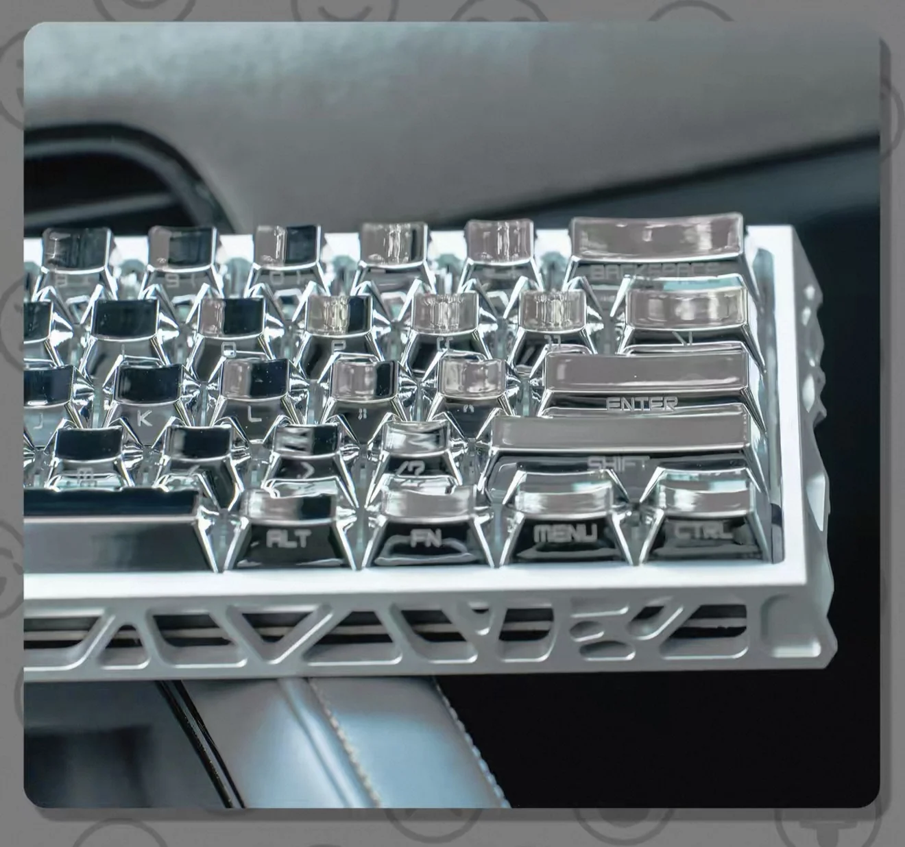 Electroplated metal keycaps with a bright surface coating process, providing a light touch.