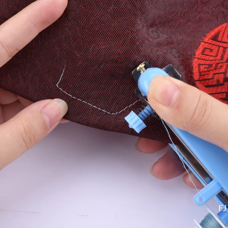 [YU]Random Color Mini Sewing Machines Needlework Cordless Hand-Held Clothes Useful Portable Sewing Handwork Tools Accessories