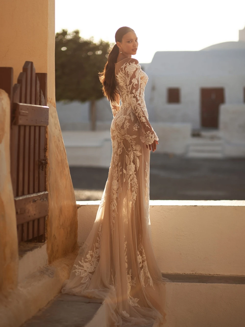 Champagne Lining Gorgeous Appliques Wedding Dress Customized For Women With Detachable Train Shiny Illusion Bridal Gown