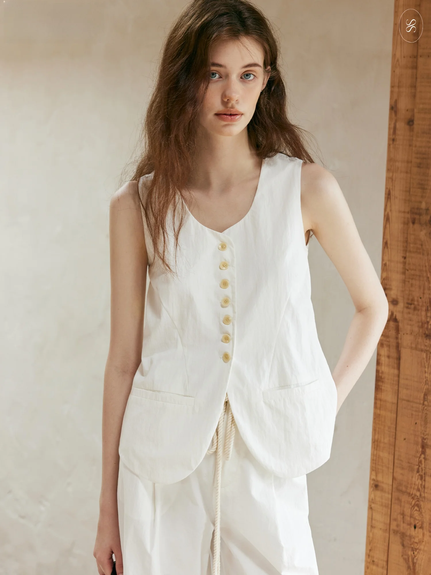 

Летний женский жилет из смесового хлопка цвета слоновой кости, свободного кроя, модный, для повседневной носки, с пуговицами, дизайнерский.