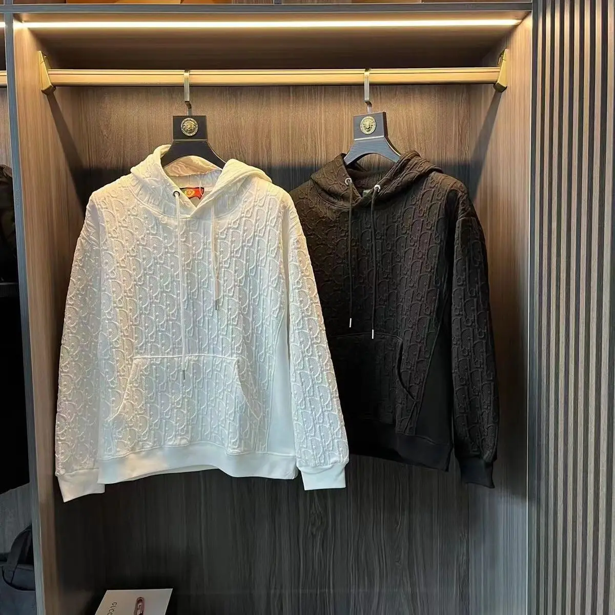 Primavera, outono e inverno na moda marca toalha alfabeto jacquard jaqueta completa impressa com capuz moda casual versátil longo