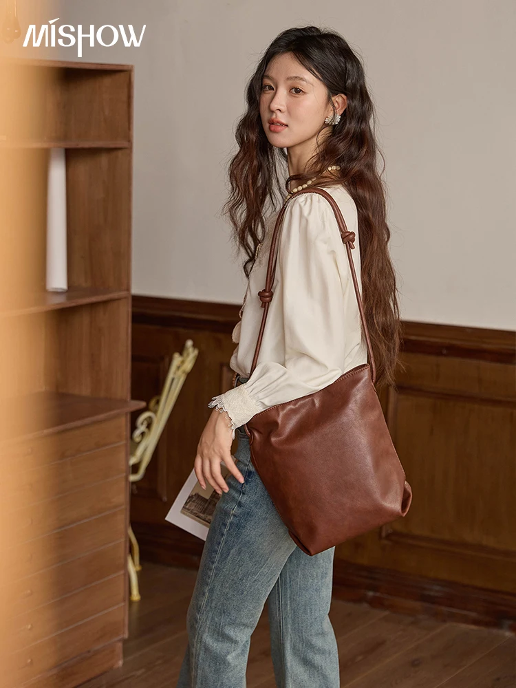 MISHOW Damskie bluzki z bufiastymi rękawami 2025 Jesień Słodkie koronkowe wstawki Dekolt w serek Długi rękaw Topy Koronkowe sznurowane koszule biurowe MXE43X1989