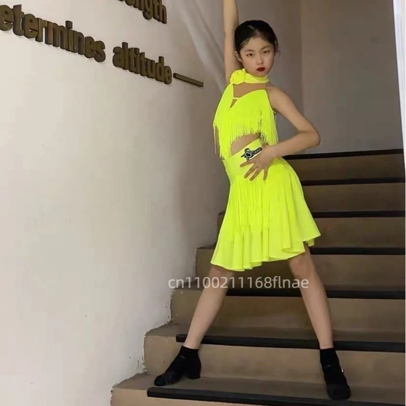 Neues High-End-Quasten-Latin-Tanzkostüm mit geteiltem Design für Mädchen, um im professionellen Tanzkostümwettbewerb zu führen