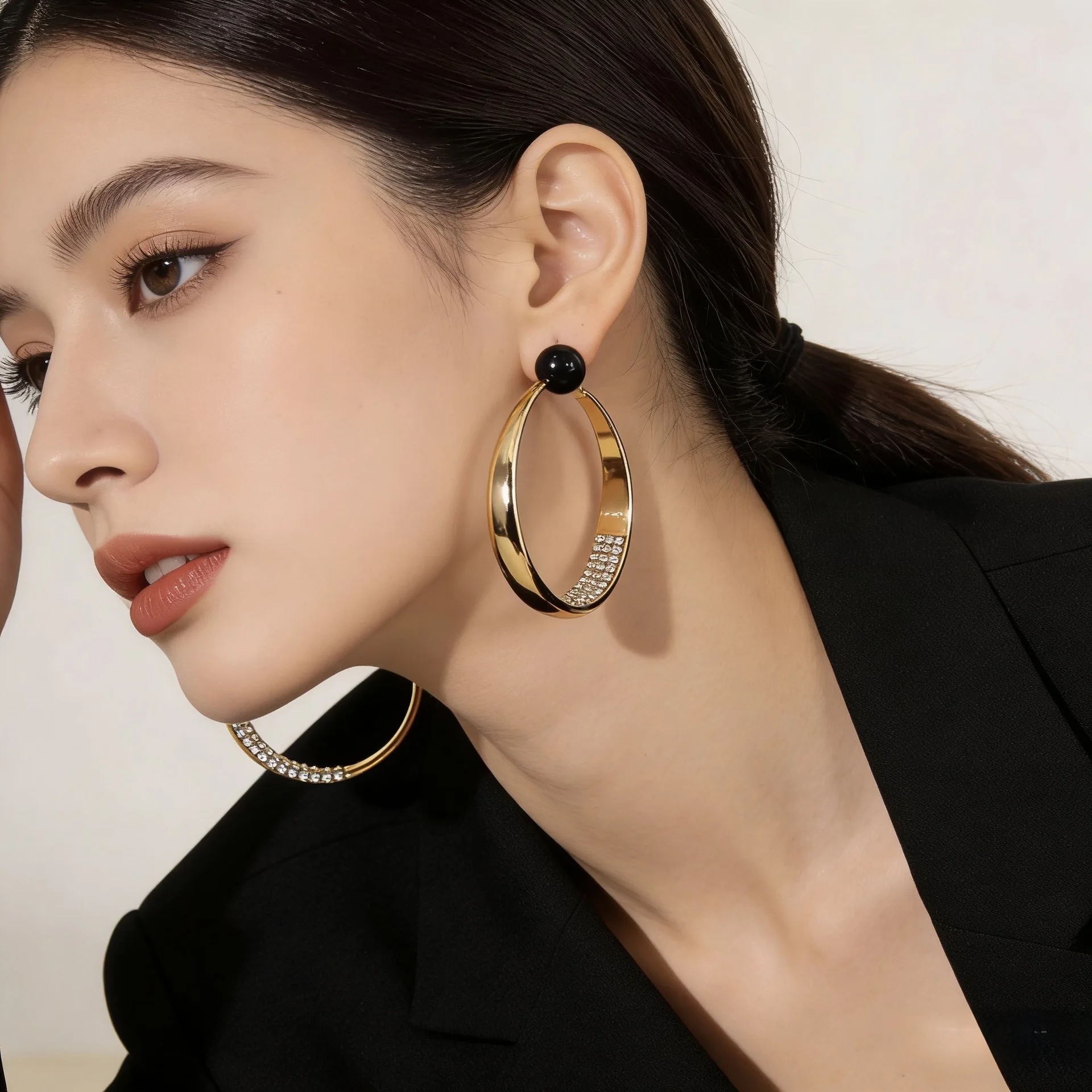 Internet celebrity fashion with exaggerated light luxury high sense flash diamond geometric round earrings catwalk temperament e