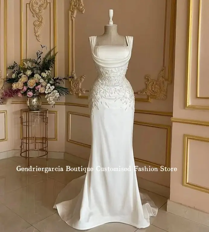 Modisches ärmelloses einteiliges Hochzeitskleid 2025, weißer Satin, Kristallperlenapplikationen mit Schleppe, böhmische Brautparty, individuell gestaltet