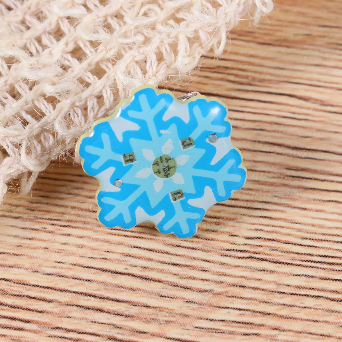 25 قطعة دبابيس بريق عيد الميلاد LED شارات متوهجة ندفة الثلج مضيئة المينا دبابيس DIY بها بنفسك الحرفية الزينة LED شارات متوهجة #3