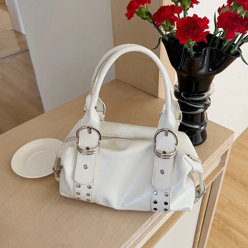

Модная женская сумка через плечо из искусственной кожи с заклепками, большая вместительная ретро-сумка в мотоциклетном стиле, сумка-багет для девушек, корейский стиль, для повседневного использования