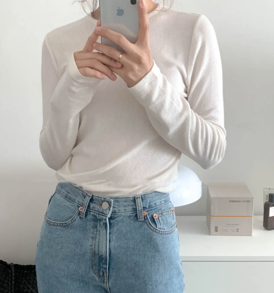 Dopasowany T-shirt z okrągłym dekoltem, długi rękaw, podstawowa warstwa bazowa, damski, casualowy, wygodny materiał, idealny na jesień.