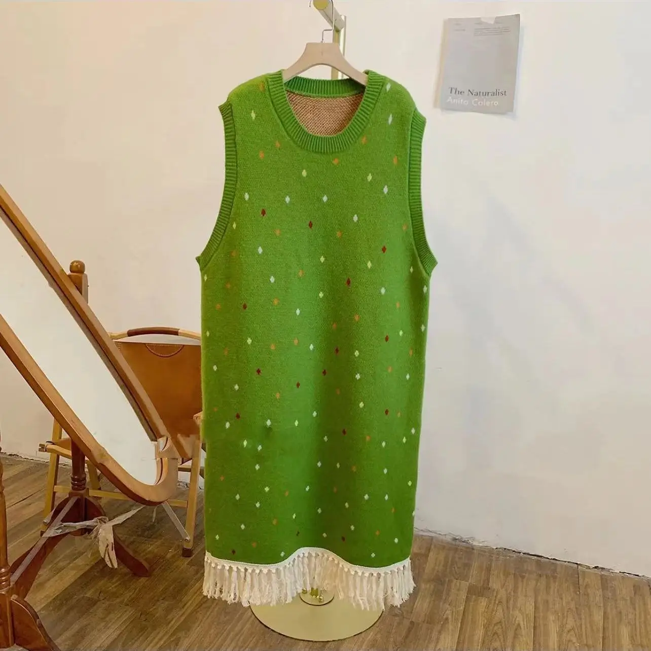 

Вязаное платье без рукавов, мини, женское, зимнее, из плюша, уютное, шерстяное, с меховым воротником, двубортное, в стиле коттеджкор, с витым рубчиком, 2025