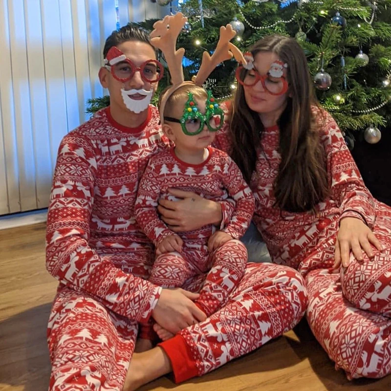 2026 Family Matching Outfits Christmas Pajamas Sets Classic Elk Red Print Adult Dad Mother Daughter Sleepwear Baby Boys Girls view 2