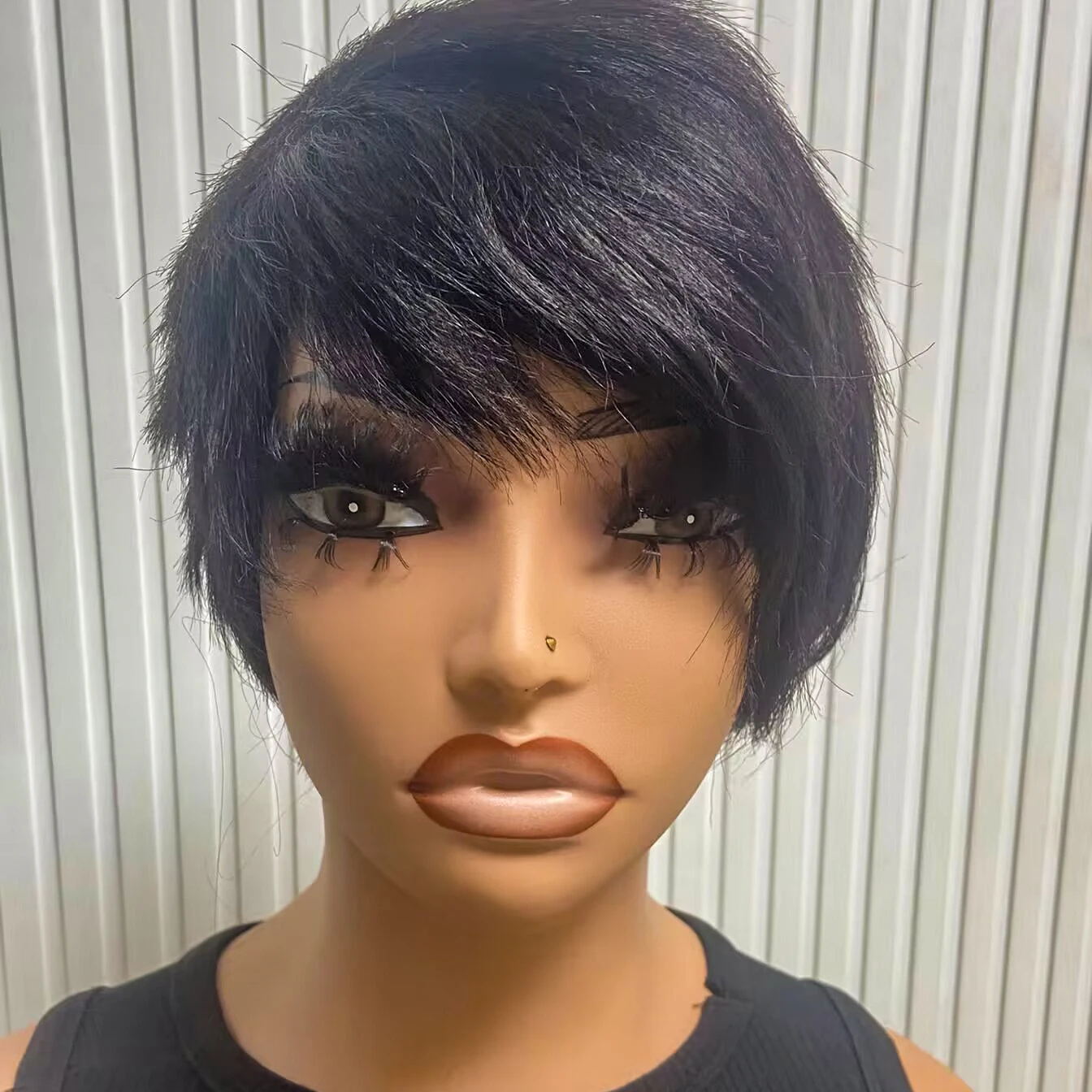 自然なストレートヘアのピクシーカットウィッグ。前髪付きの短いウィッグで、女性向け。機械製。