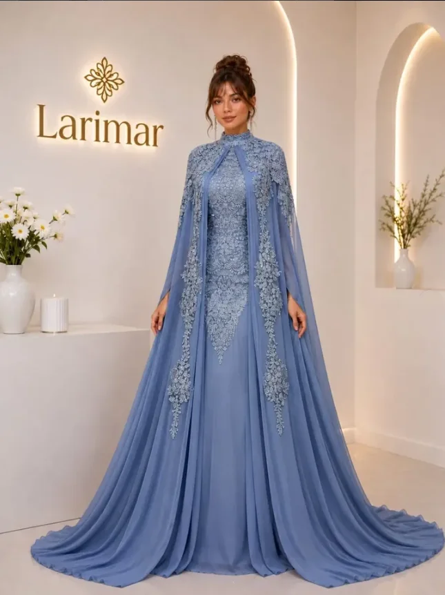 Hellblaues Islamisches Muslimisches Abendkleid mit Cape, Langen Ärmeln und Blumenspitze, Maßgeschneidertes Brautoutfit für Hochzeit und Party