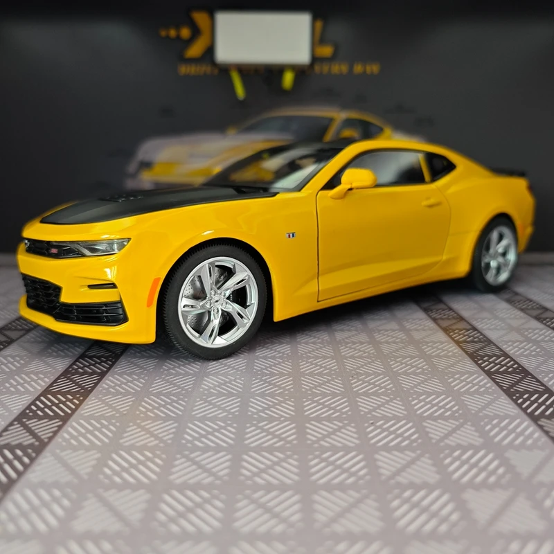 

Модель автомобиля Chevrolet Camaro 2023 в масштабе 1:18, из сплава, с открывающимися дверями, капотом и багажником, статическая модель суперкара с декоративными элементами.