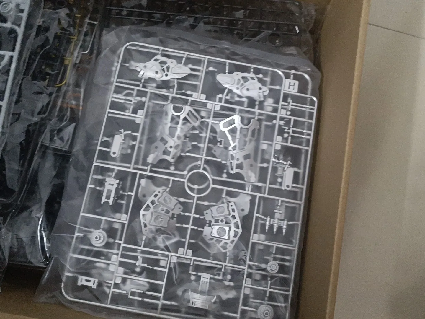 متوفر في المخزون سليمان فيزاليس 1/100 GP02 نموذج التجميع توت حامض متعدد الطبقات الهيكل العظمي أطقم منمذجة جمع اللعب ميكا روبوت