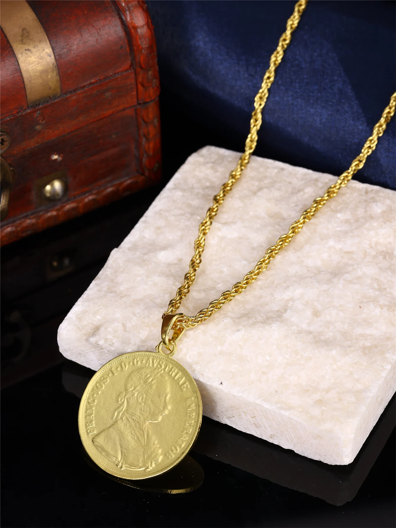 A Vintage French-Style Women's Necklace with a Napoleon Iii Portrait Coin Pendant, Paired with a Braided Chain, Suitable for Women's Daily Wear, Holiday Parties, and as a Fashion Accessory
