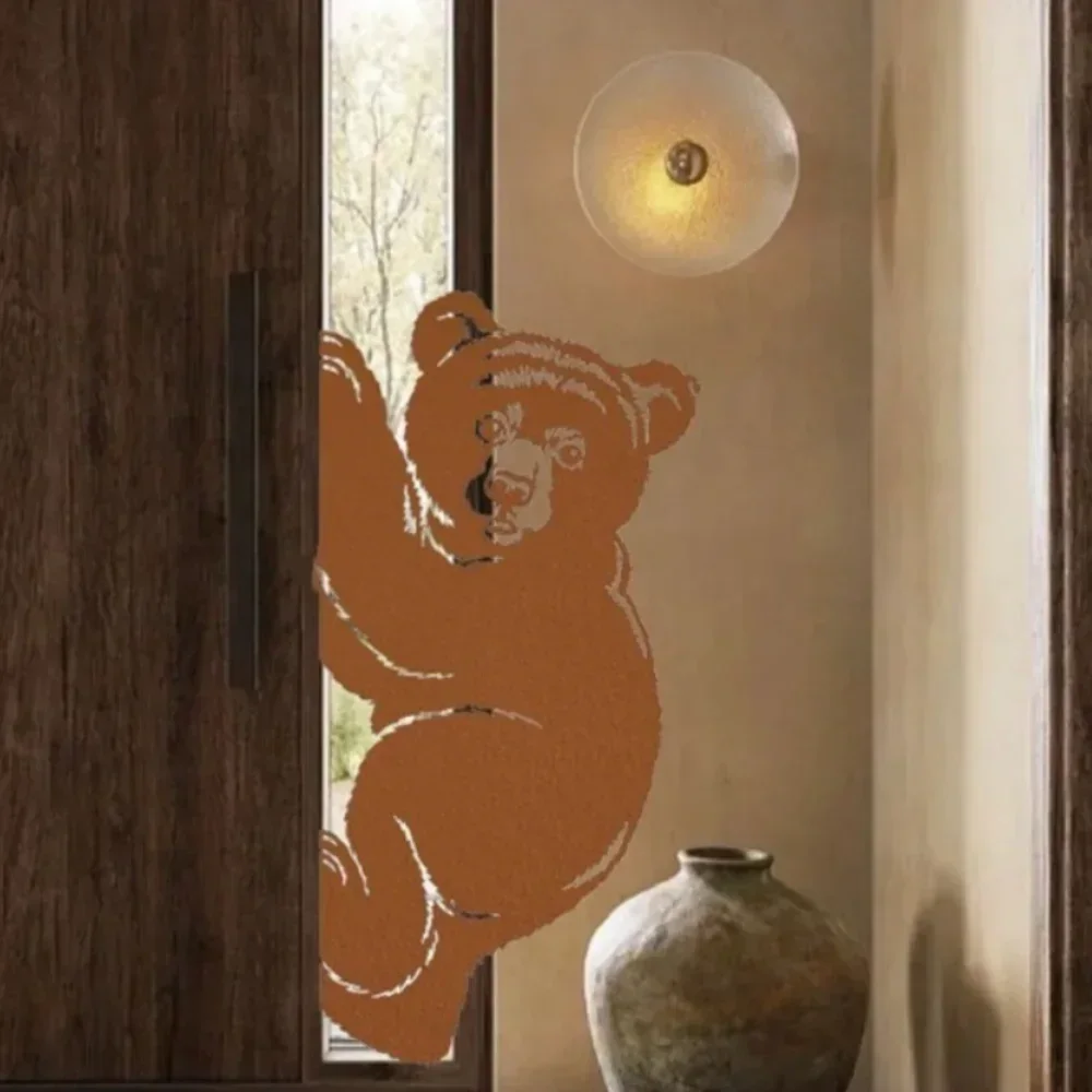 

Цельный изысканный орнамент Bear Cub. Сад, задний двор и элегантность дерева. Искусство силуэта и сельская скульптура