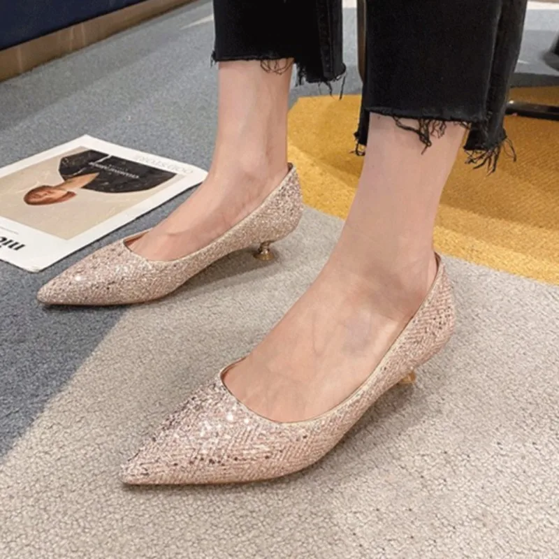 Tacchi alti dorati Moda donna Design Temperamento Scarpe singole a punta Nuove scarpe eleganti con tacco medio da donna Scarpe da donna lucide