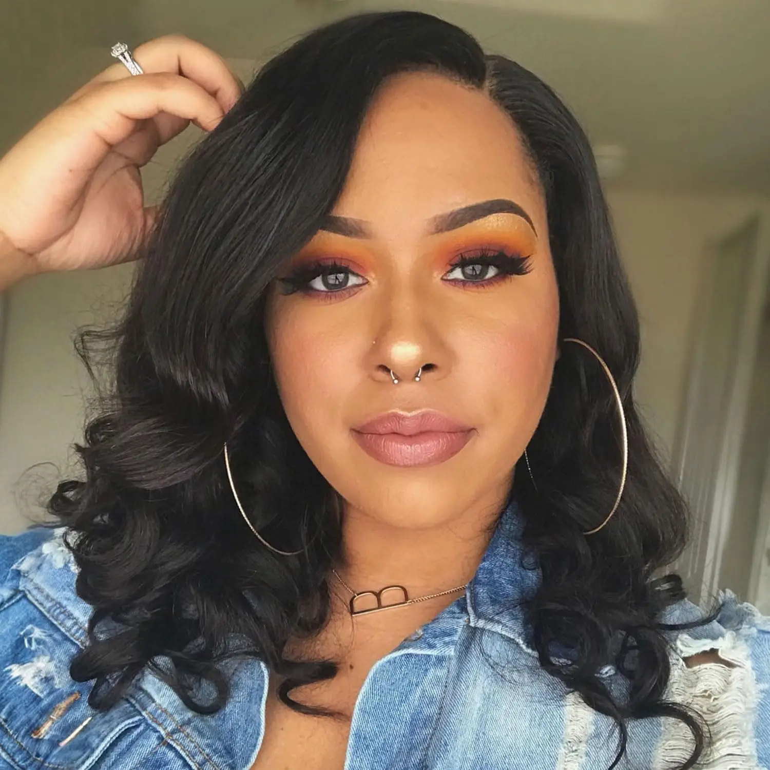 شعر مستعار بوب مموج فضفاض للنساء ذوات البشرة السمراء الجزء الأوسط 4X4 دانتيل أمامي مجعد مموج 100% شعر بشري كثافة 220%