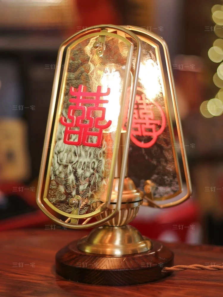 

Три лампы и один дом, средневековая прикроватная лампа из цельного дерева для спальни, французская лампа для учебы в стиле ретро, латунная золотая свадебная настольная лампа