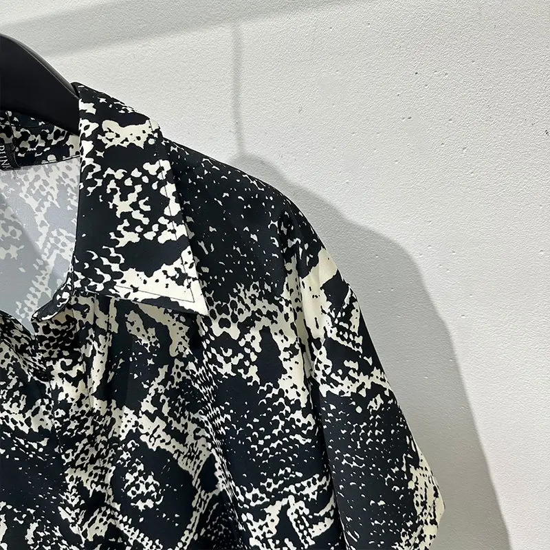 Avant-Garde High-Grade Fashionable Snake Print Loose Short Sleeve Shirt Pu Shuai Retro Workwear Non-Ironing Top Fashion