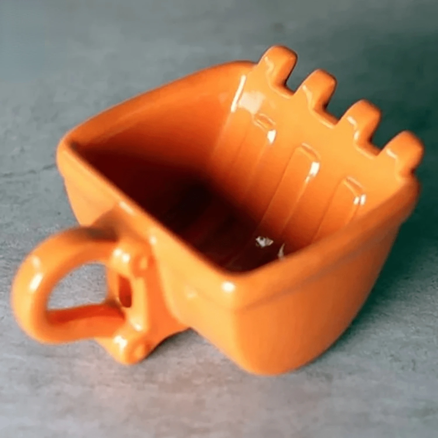 1Pc Creative 3D Excavator Bucket Model Cafe Coffee Mug With Spade Shovel Spoon Funny Digger Ashtray Cake Container Tea Cup