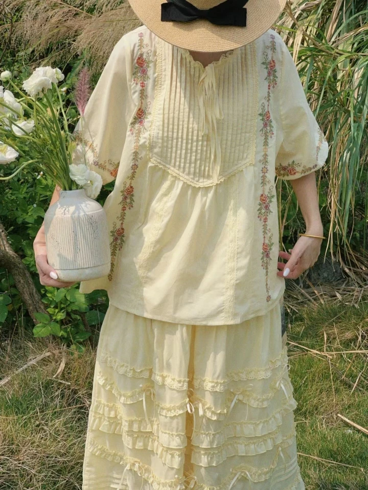 

Sweet Yellow Floral Embroidery Short Sleeve Shirt with Bowknot Accents And Gathered Lace Hem Loose Fit Girl's Summer Blouse