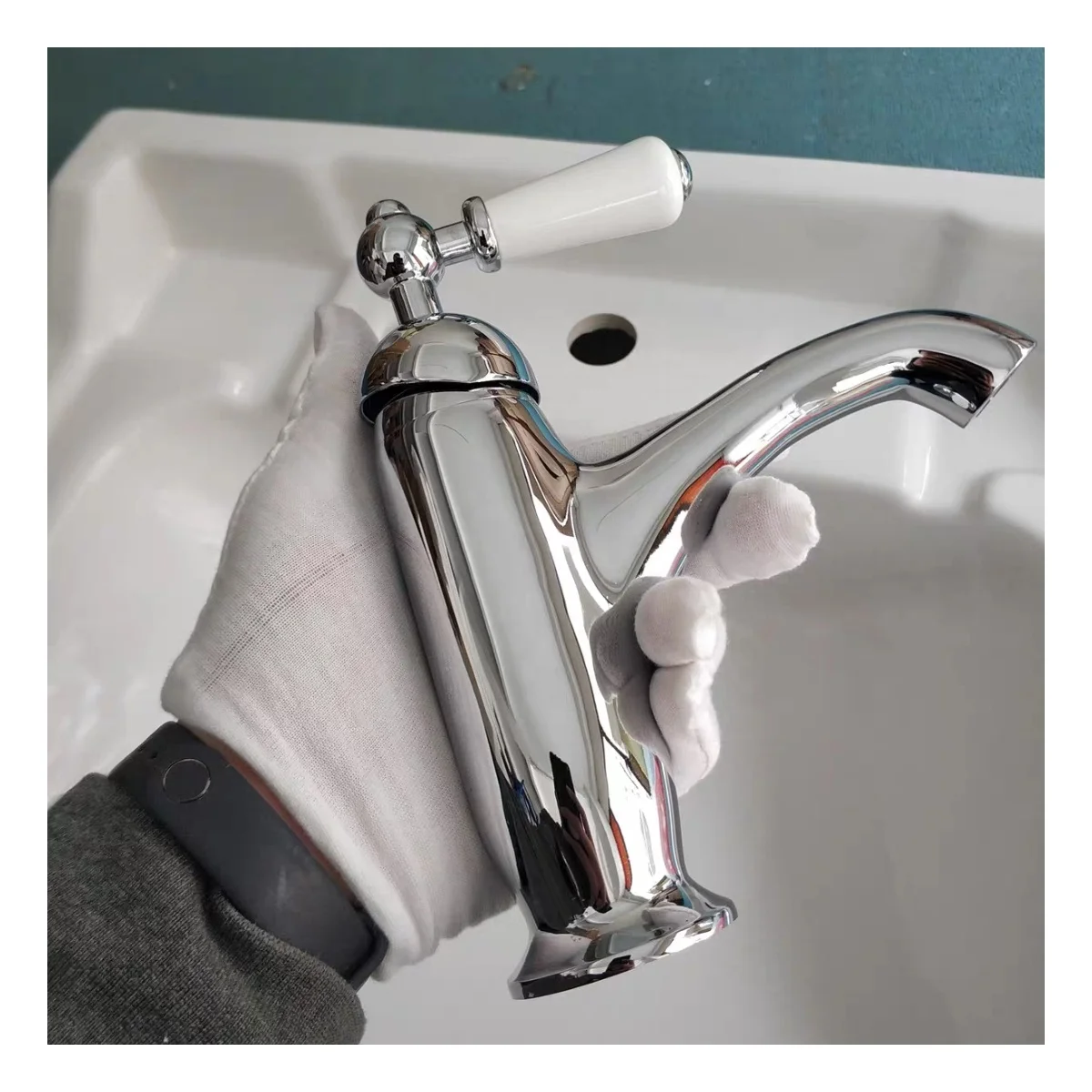 

Классический британский стиль 2025: высококачественный цельнолатунный смеситель для раковины, однорычажный, в различных цветах, гарантия 5 лет, OEM, одобрение CE, UPC