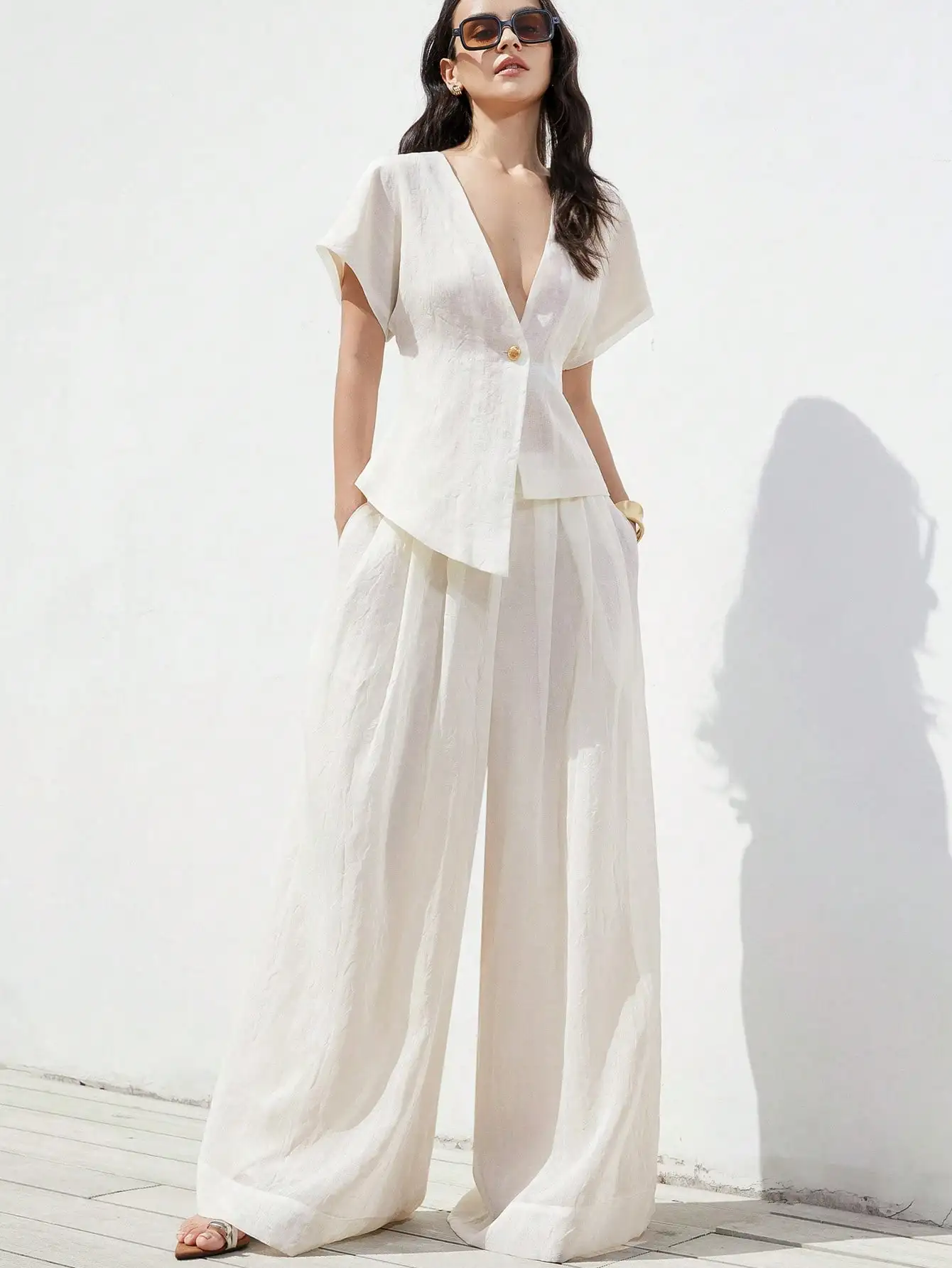 

Женский льняной комплект Aveloria Modichic из двух предметов: топ с V-образным вырезом и брюки с широкими штанинами для летнего повседневного образа