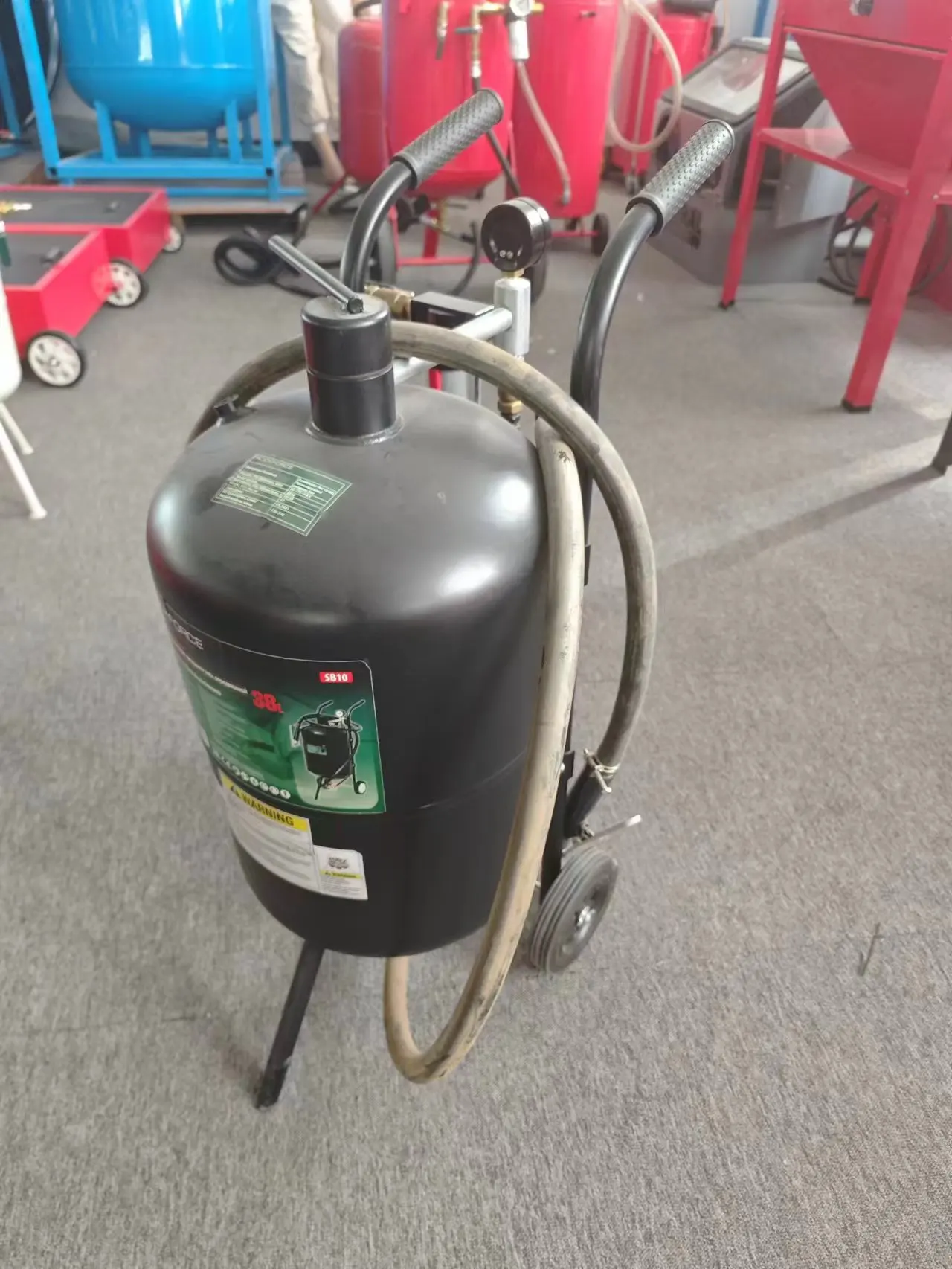 أسعار الجملة انفجار الرمل وعاء محمول SB20 معدات تفجير الرمل الجاف ساندبلاستر