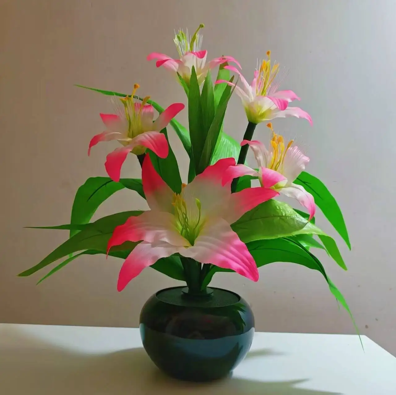 Kleurrijke verandering 5-kops kunstmatige lelie bloemen lamp Europese nep bloemboeket bruiloft thuis feestdecoratie bloemen licht