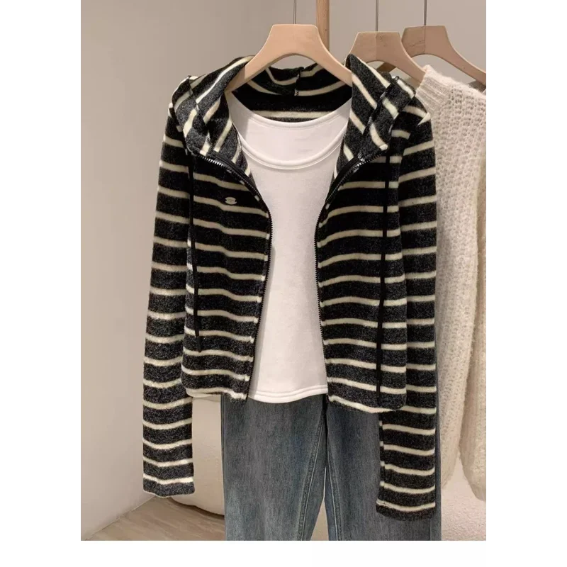 Kurtka damska 2025 zima nowa moda dzianinowa blok kolorów paski z kapturem zapinana na zamek ze sznurkiem sweter