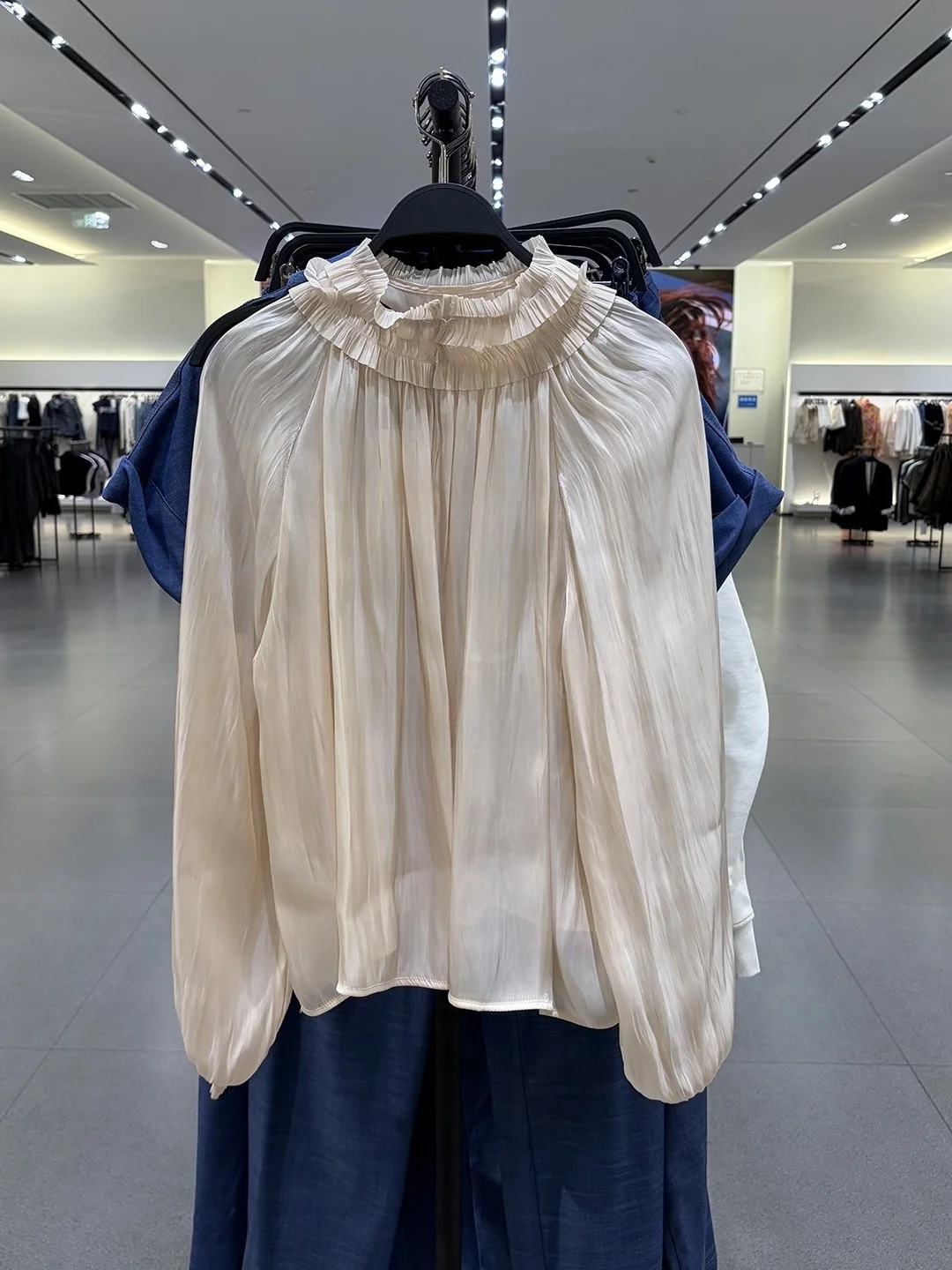 

Spring 2026 Women's Loose Fit Long Sleeve Silk Satin Feel Shirt Elegant High-End Sensation Glowing Light French Style Shirt