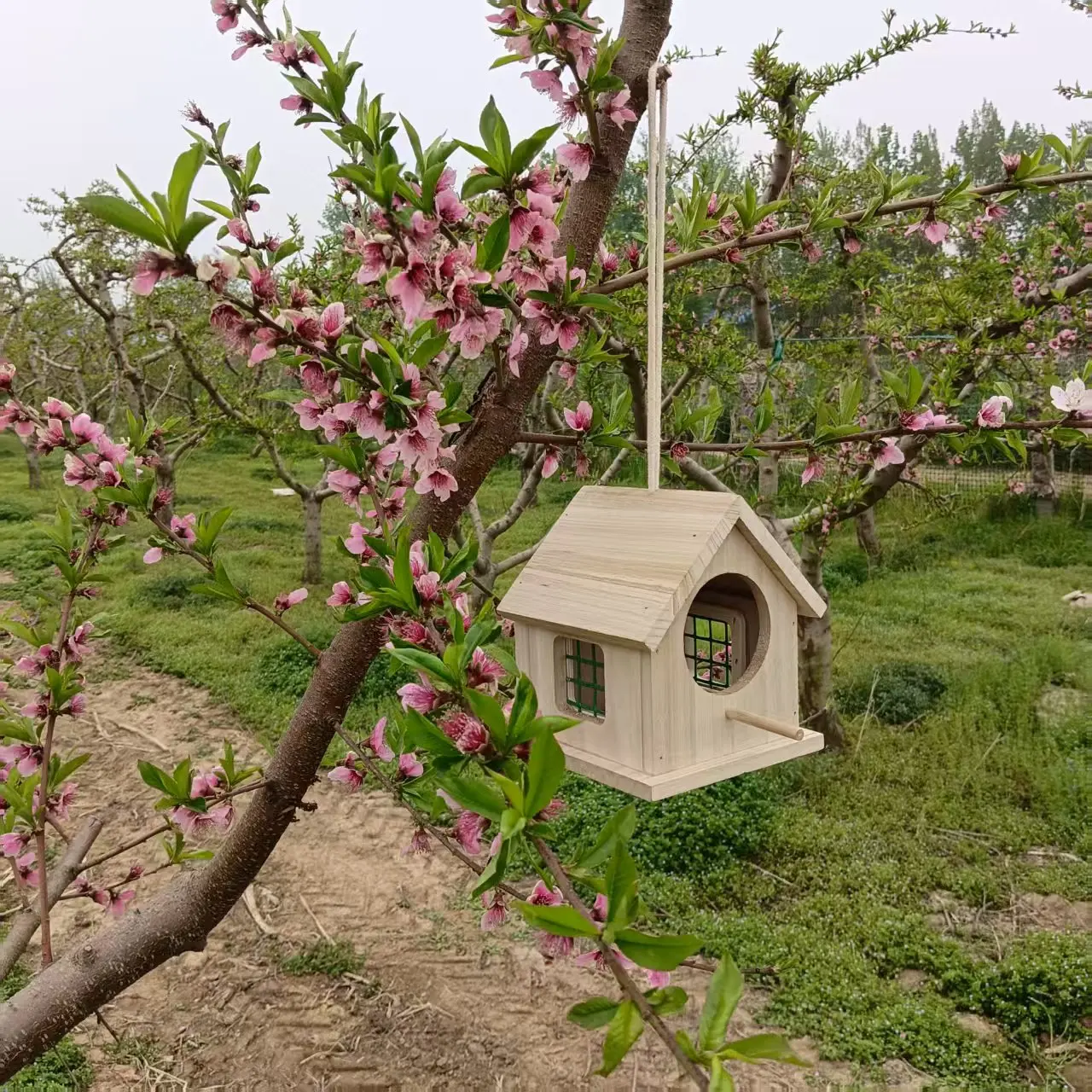 

Outdoor solid wood parrot nest birdcage, warm and rainproof green pearl nest, environmentally friendly decoration hatching nest